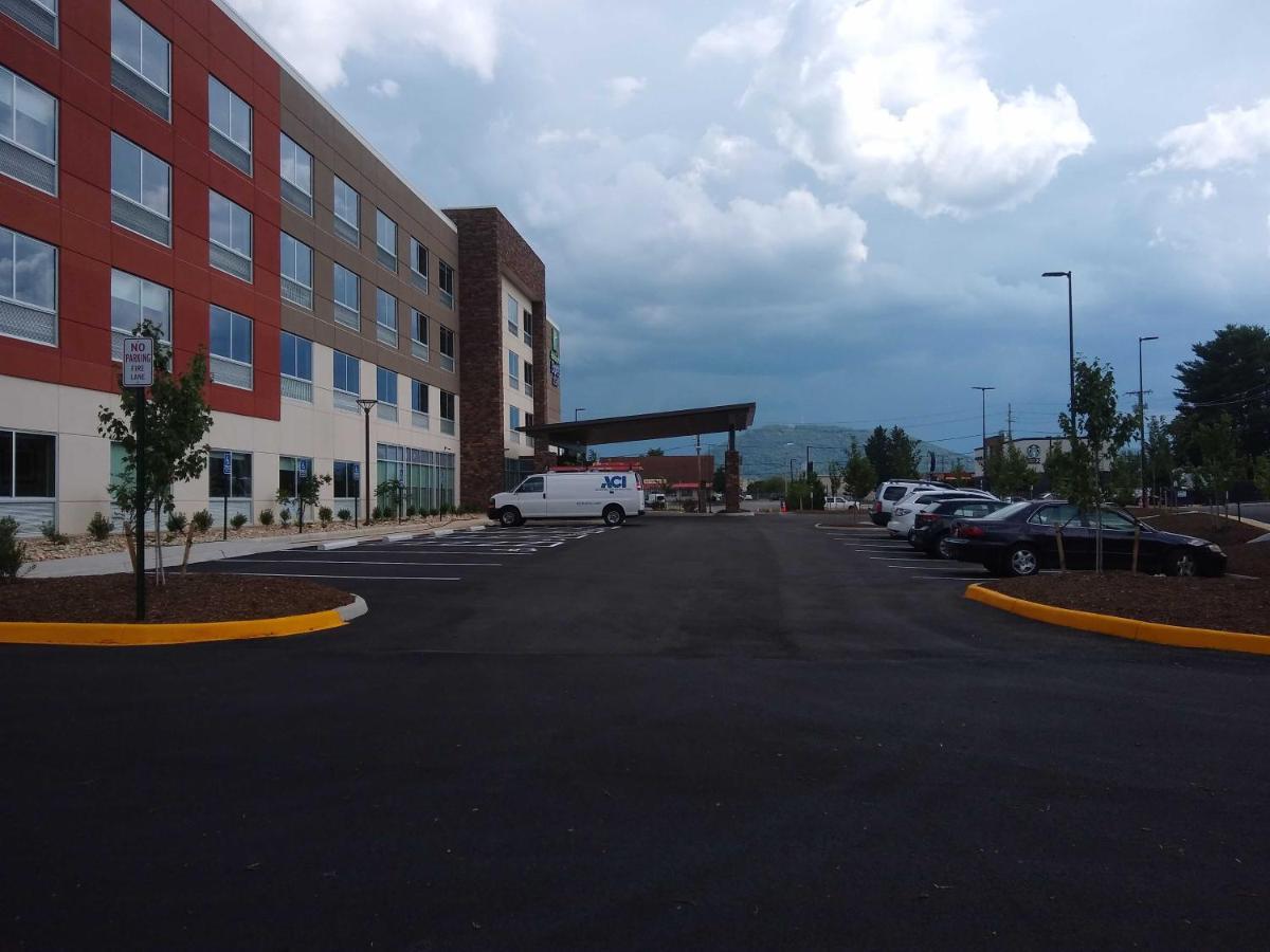 Holiday Inn Express & Suites - Roanoke - Civic Center Bagian luar foto