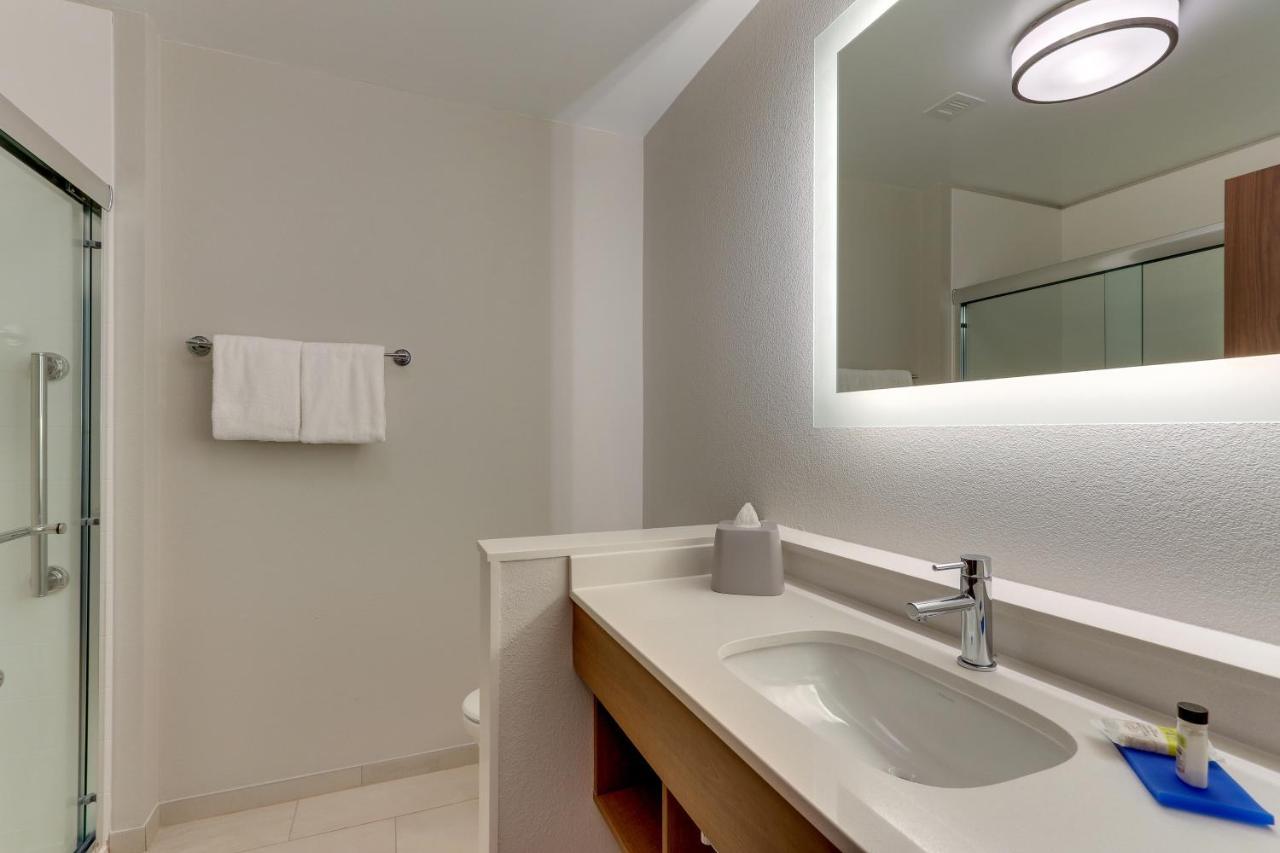 Holiday Inn Express & Suites - Roanoke - Civic Center Bagian luar foto