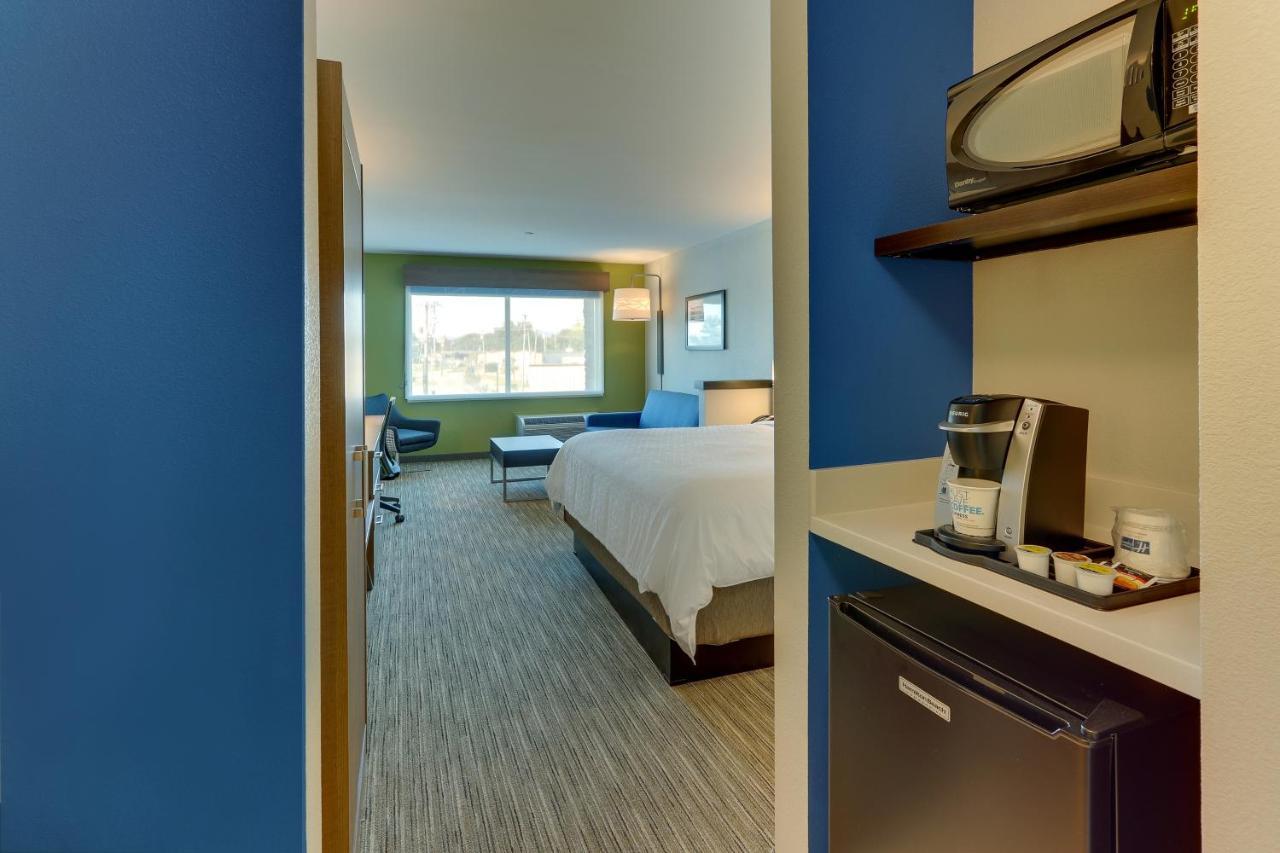 Holiday Inn Express & Suites - Roanoke - Civic Center Bagian luar foto