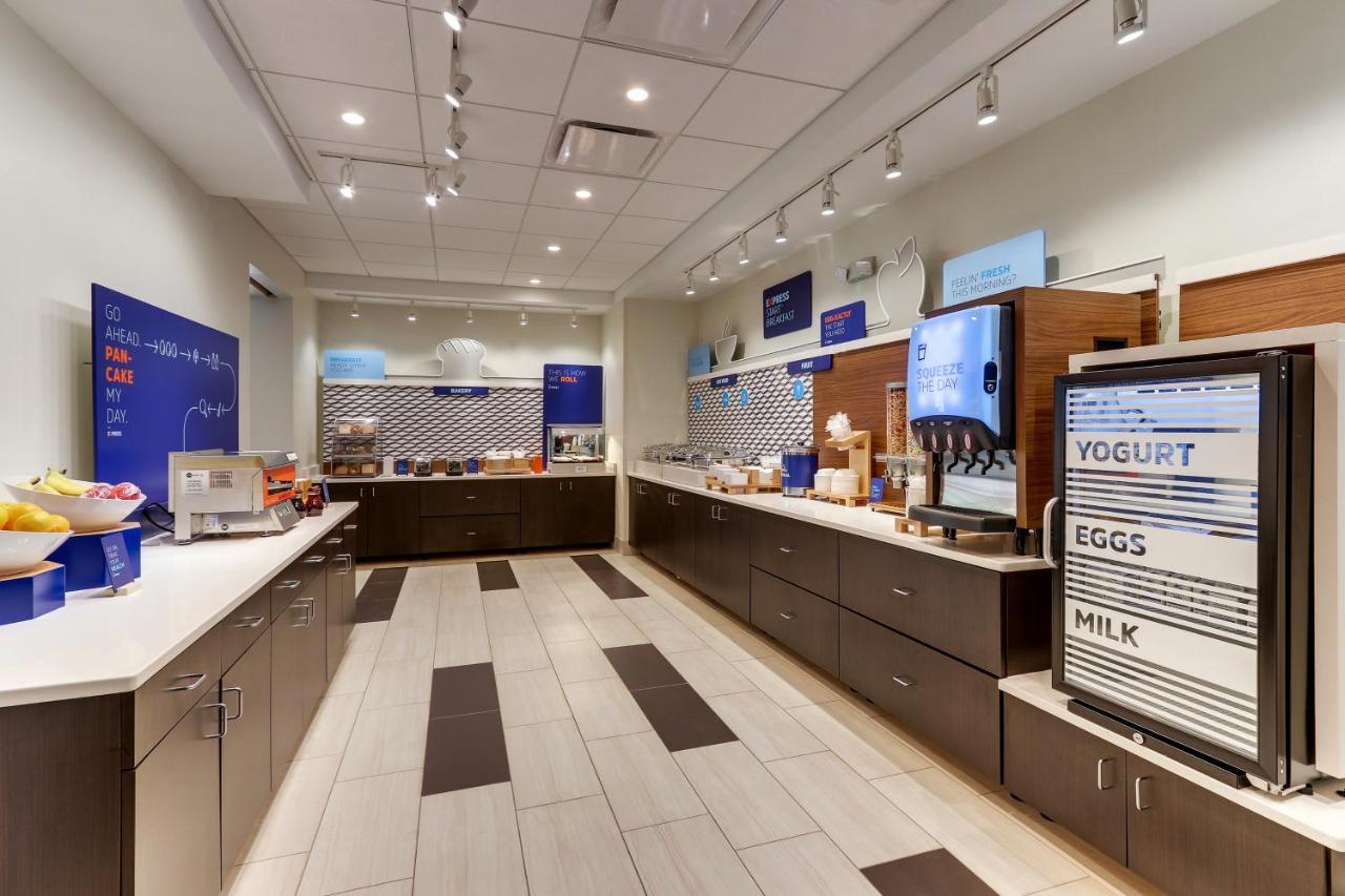 Holiday Inn Express & Suites - Roanoke - Civic Center Bagian luar foto
