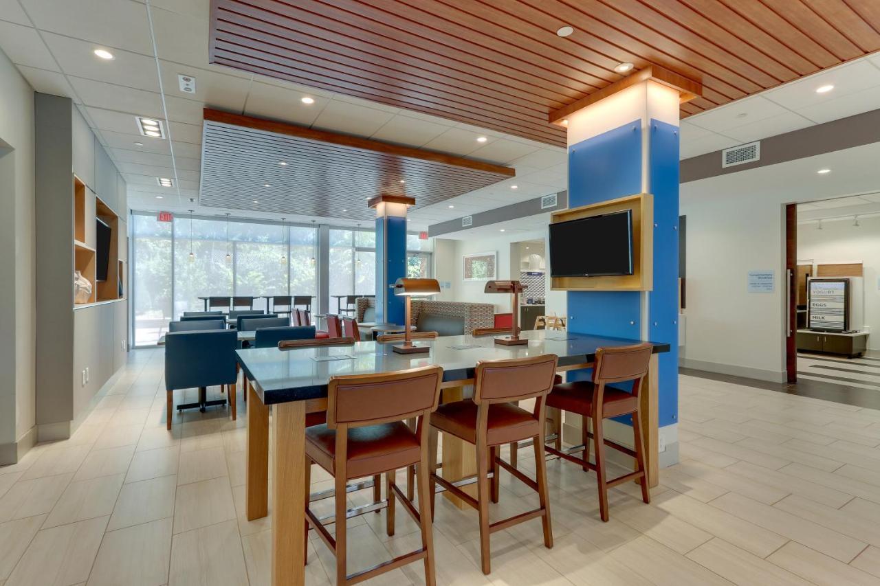 Holiday Inn Express & Suites - Roanoke - Civic Center Bagian luar foto