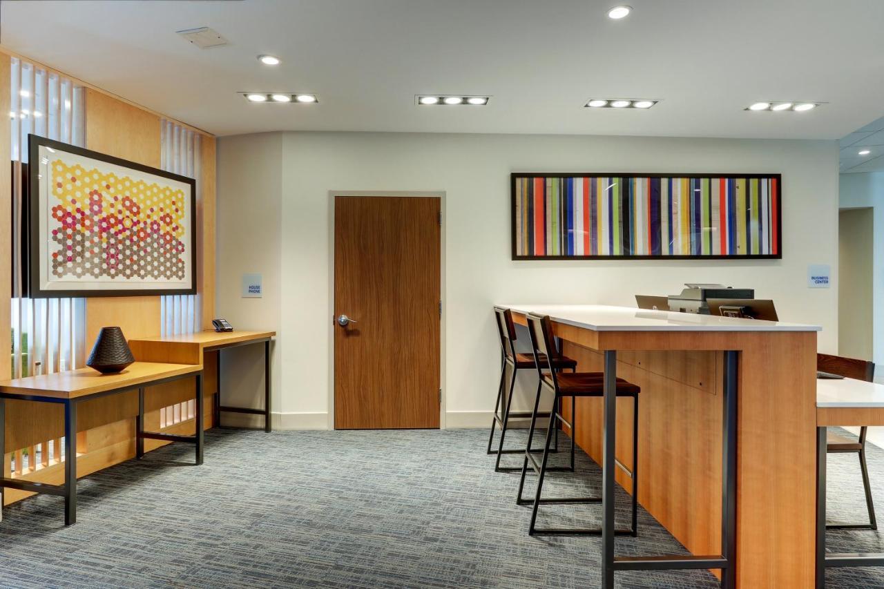 Holiday Inn Express & Suites - Roanoke - Civic Center Bagian luar foto