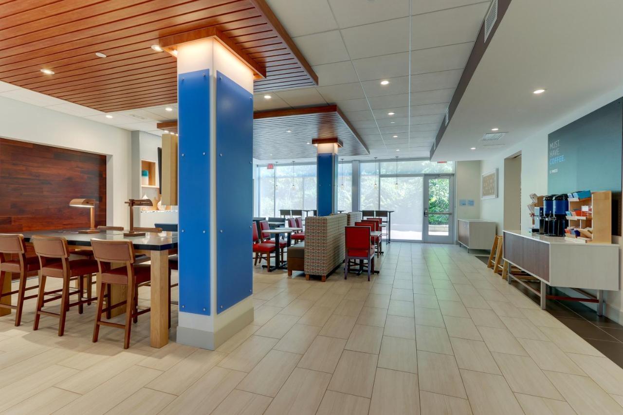 Holiday Inn Express & Suites - Roanoke - Civic Center Bagian luar foto