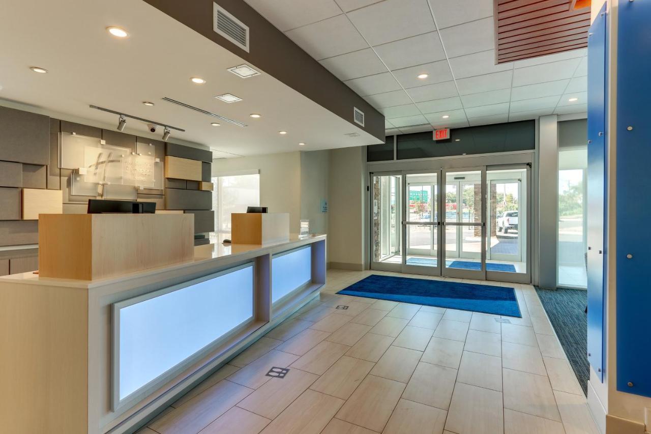 Holiday Inn Express & Suites - Roanoke - Civic Center Bagian luar foto