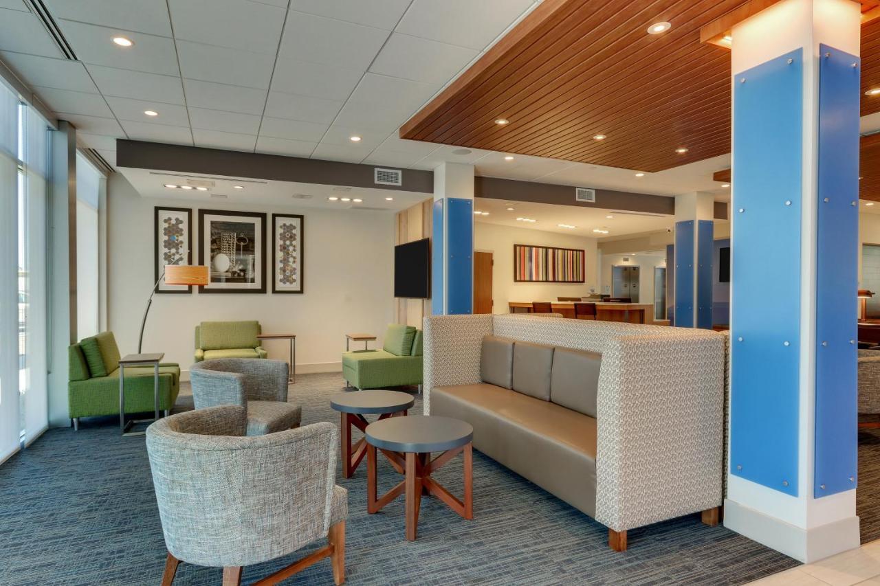 Holiday Inn Express & Suites - Roanoke - Civic Center Bagian luar foto