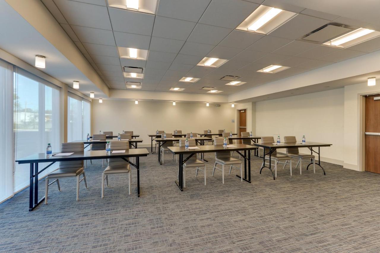 Holiday Inn Express & Suites - Roanoke - Civic Center Bagian luar foto