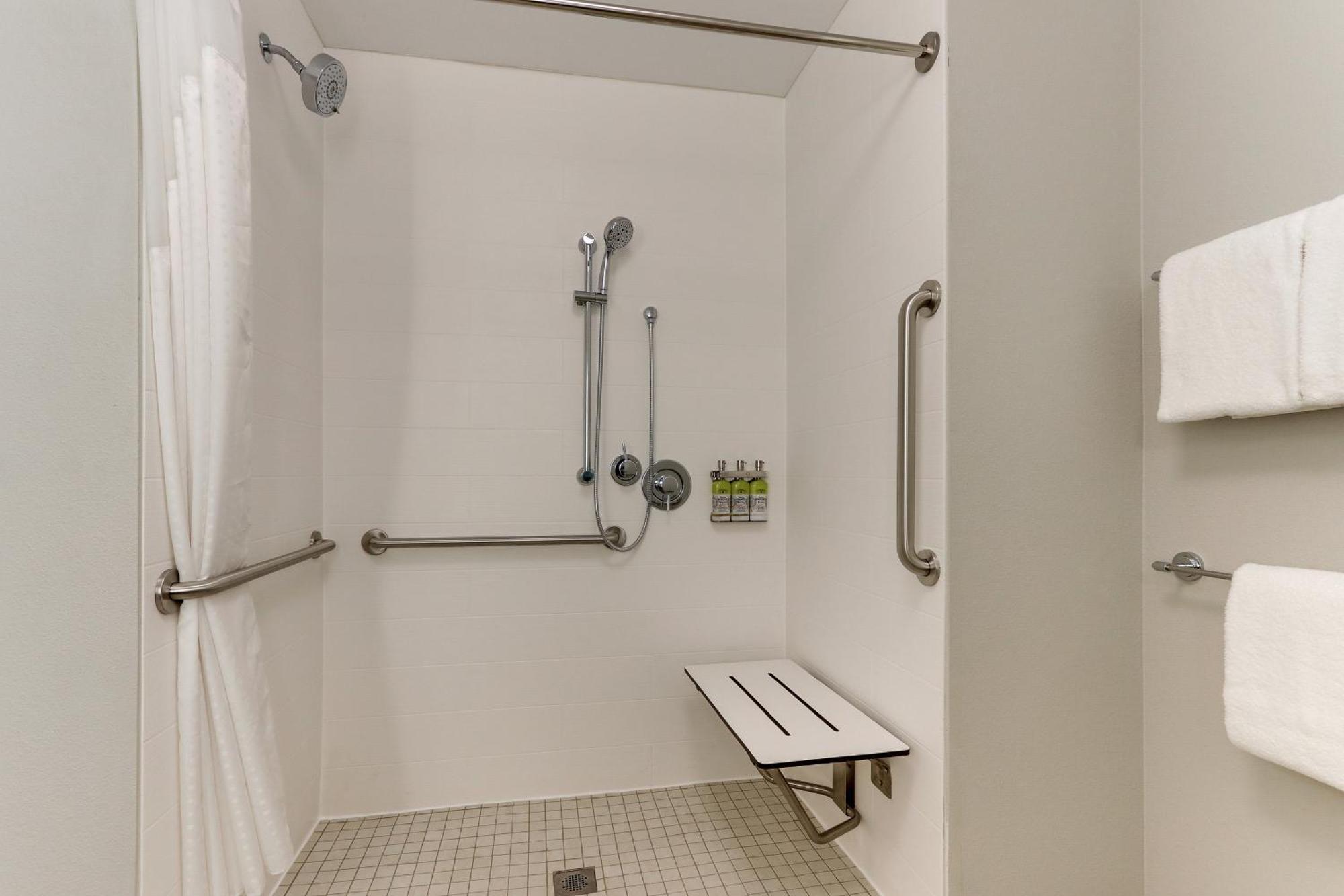 Holiday Inn Express & Suites - Roanoke - Civic Center Bagian luar foto